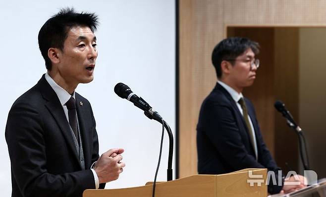 [서울=뉴시스] 고범준 기자 = 김용현 전 국방부 장관 변호인단인 유승수(오른쪽), 이하상 변호사가 지난 26일 서울 서초구 한국컨퍼런스센터에서 비상계엄 사태, 검찰 수사와 관련 김 전 장관의 입장 발표 기자회견을 하고 있다. 2024.12.26. bjko@newsis.com