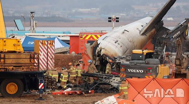 [무안=뉴시스] 김선웅 기자 = 29일 오후 전남 무안국제공항에서 발생한 태국발 제주항공 여객기 충돌 폭발 사고 현장에서 소방대원들이 수색 작업을 진행하고 있다. 2024.12.29. mangusta@newsis.com