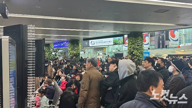 무안공항에서 뉴스를 보고 있는 가족들 모습. 김수진 기자