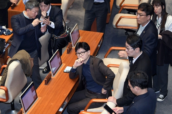 비상계엄 해제 결의안 본회의장 찾은 한동훈 대표 - 윤석열 대통령이 3일 밤 긴급성명을 통해 비상계엄을 선포한 가운데 4일 새벽 서울 여의도 국회 본회의장에 국민의힘 한동훈 대표가 의원들과 함께 자리하고 있다. 국회는 이날 본회의에서 여야 의원들이 참석한 가운데 비상계엄 해제 요구 결의안을 재석 190인, 찬성 190인으로 가결했다.  2024.12.4 연합뉴스