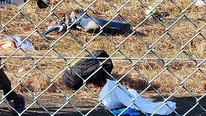 매케한 냄새가 진동한 가운데 주인 잃은 승객들의 가방과 신발 등 소지품이 여기저기 널 부러져 있어 사고 당시 참상을 그대로 보여 주고 있다. ⓒ시사저널 정성환