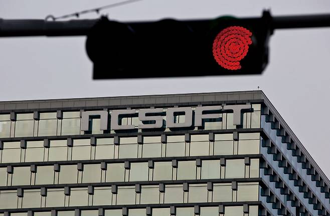 2023년에 이어 2024년에도 엔씨소프트 매출이 역성장하고, 영업이익은 26년 만에 적자 전환될 것으로 예상되면서 우려가 나오고 있다. 사진은 분당 본사 ⓒ시사저널 사진자료