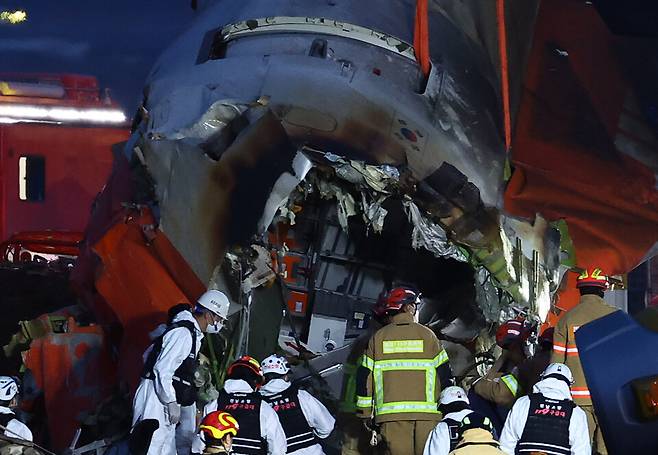 12월29일 전남 무안군 무안국제공항에서 발생한 제주항공 여객기 충돌 폭발 사고 현장에서 파손된 기체 후미가 크레인으로 옮겨지고 있다. ⓒ 연합뉴스