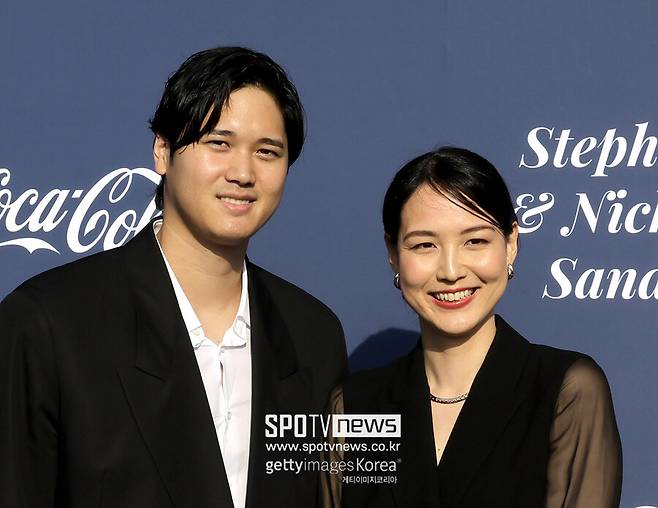 ▲ LA 다저스 오타니 쇼헤이와 아내 다나카 마미코 씨가 구단 공식 행사에 참석해 기념 촬영에 나서고 있다. 오타니는 올 시즌 159경기에서 타율 .310, 출루율 .390, 장타율 .646, OPS 1.036에 54홈런 130타점 59도루라는 어마어마한 성적을 남기고 정규시즌을 마감했다. 그리고 2024년 12월 29일 다나카 씨의 임신 소식을 전했다.