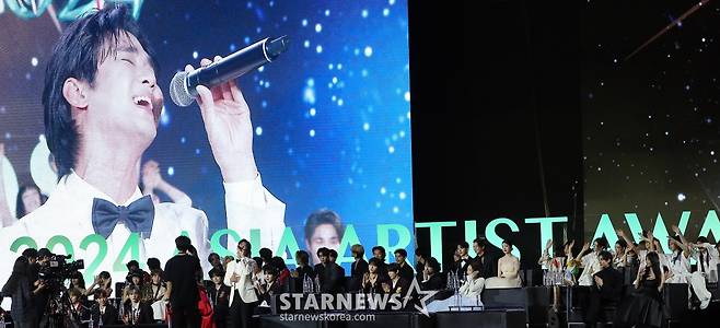 배우 김수현이 27일 오후 태국 방콕 임팩트 챌린저 홀 1-2(IMPACT Challenger Hall 1-2)에서 진행된 '제 9회 아시아 아티스트 어워즈'(The 9th Asia Artist Awards, 이하 'AAA 2024')'에 인터뷰 중 노래를 선보이고 있다. 2024.12.27 /사진=김창현 chmt@