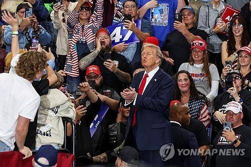 지난 10월 펜실베이니아주 스크랜턴서 유세하는 트럼프 [로이터 연합뉴스 자료사진. 재판매 및 DB금지]