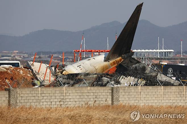 무안공항 항공기 사고 현장 (무안=연합뉴스) 서대연 기자 = 29일 오후 전남 무안군 무안국제공항에서 발생한 항공기 폭발 사고 현장에서 소방대원들이 구조작업을 펼치고 있다. 2024.12.29 dwise@yna.co.kr