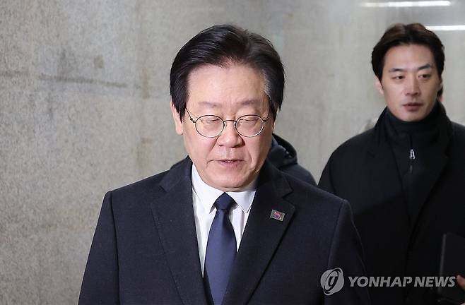 무안공항 항공기 사고 관련 긴급최고위원회의 소집한 이재명 대표 (서울=연합뉴스) 김주형 기자 = 더불어민주당 이재명 대표가 29일 오후 국회에서 전남 무안공항 항공기 활주로 이탈 사고와 관련한 긴급 최고위원회의를 소집, 수습방안 등을 논의하기 위해 회의실로 이동하고 있다. 2024.12.29 kjhpress@yna.co.kr