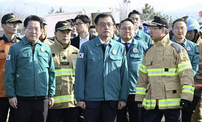 최상목(가운데) 대통령 권한대행 부총리 겸 기획재정부 장관이 29일 오후 전남 무안국제공항 제주항공 여객기 사고 현장을 둘러보고 있다.(사진=연합뉴스)