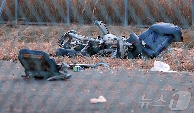 29일 오전 9시 3분께 전남 무안국제공항에서 181명이 탑승한 여객기가 추락한 가운데, 활주로 인근에 사고 잔해가 흩어져 있다. 사고가 난 항공기는 방콕을 출발해 이날 오전 9시 무안국제공항에 도착할 예정이던 제주항공 2216편으로 사고 여객기는 랜딩기어 고장으로 동체 착륙하던 중 사고가 난 것으로 파악되고 있다. 소방당국은 긴급 브리핑을 열고 "여객기에 탑승한 181명 중 구조자 2명을 제외한 인원이 모두 사망한 것으로 추정된다＂며 ＂총력을 다해 수습 작업을 진행 중＂이라고 밝혔다. 2024.12.29/뉴스1 ⓒ News1 김성진 기자