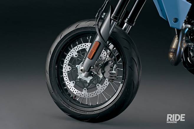 Z4SM은 앞뒤 모두 17인치, Z4S는 앞 21인치, 뒤 18인치 구성이며 모두 스포크 방식이다