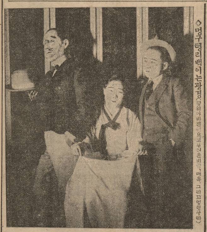 1926년 1월 경성 우미관과 조선극장에서 개봉한 한국 최초의 코미디 영화 '멍텅구리' 스틸 사진. 왼쪽부터 주인공 최멍텅을 연기한 당대 최고 희극배우 이원규, 기생출신 여배우 김소진,  윤바람 역이다.  조선일보 1925년12월31일자