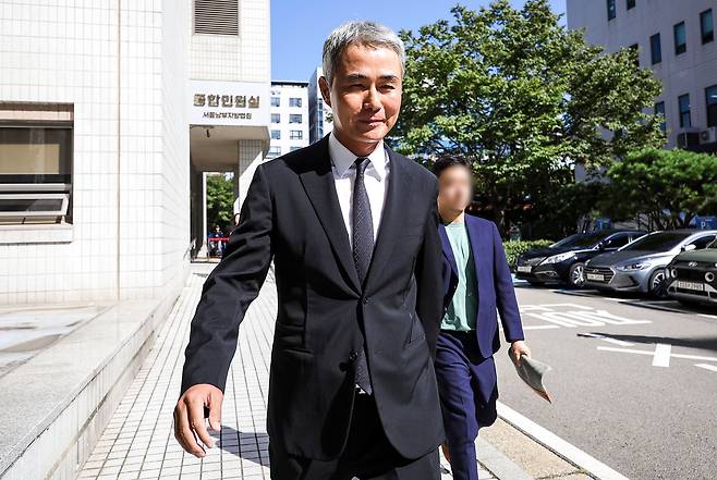 암호화폐 '위믹스'(WEMIX) 유통량 조작 의혹 혐의로 불구속기소 된 장현국 전 위메이드 대표이사가 24일 오전 서울 양천구 서울남부지법에서 열린 자본시장법 위반 혐의 첫 공판에 출석하고 있다. /뉴스1