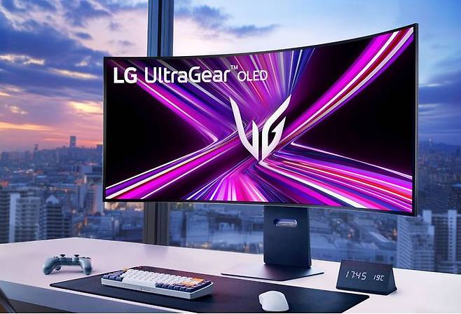 LG전자가 CES 2025에서 기존 4K를 넘어 5K2K(5,120X2,160) 해상도를 지원하는 최초의 OLED 게이밍 모니터 2종을 선보인다. 사진은 커브드 디스플레이를 적용한 제품(모델명: 45GX950A)ⓒLG전자