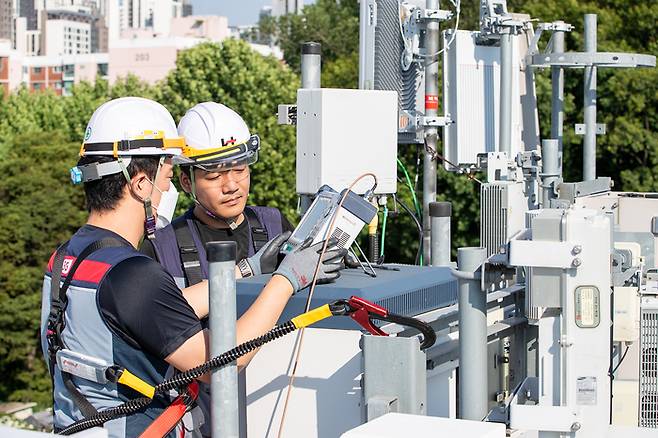 KT엔지니어가 서울 강남구 양재천 인근에 설치된 기지국의 고정 강도를 점검하고 있다.