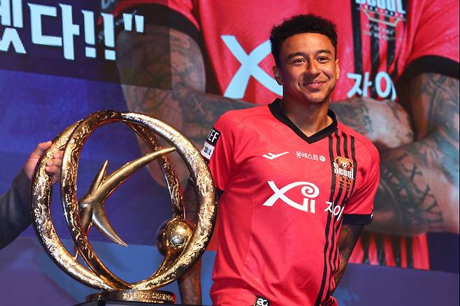 <yonhap photo-3580=""> 린가드 '트로피와 함께' (서울=연합뉴스) 서대연 기자 = 16일 오후 서울 마포구 누리꿈스퀘어에서 열린 2024 K리그1 파이널 라운드 미디어데이 행사에서 FC서울 제시 린가드가 트로피와 함께 기념촬영을 하고 있다. 2024.10.16 dwise@yna.co.kr/2024-10-16 15:33:19/ <저작권자 ⓒ 1980-2024 ㈜연합뉴스. 무단 전재 재배포 금지, AI 학습 및 활용 금지></yonhap>