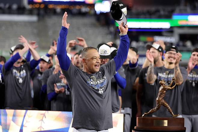 데이브 로버츠 LA 다저스 감독이 역대 최고 대우로 재계약을 맺을지 관심을 모은다. AFP=연합뉴스