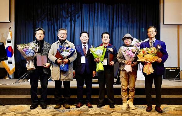 지난 23일 용인특례시 전북특별지치도민회 정기총회 및 송년의 밤 행사에서 고문단에게 감사패를 전달한 후 기념 촬영을 하고 있다. [사진=용인특례시 전북특별지치도민회]