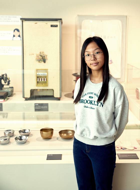 혼수품의 변천사를 살펴본 정하은 학생기자. 쌀을 넣어두는 통, 구식 텔레비전 등 요즘은 보기 힘든 물건들이 많다.