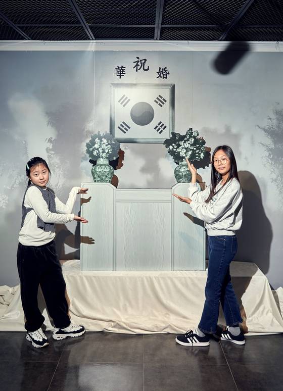 윤근혜(왼쪽) 학생모델과 정하은 학생기자가 '서울 가족 삼대의 결혼이야기' 전시를 통해 서울 시민의 결혼문화 변천사를 살폈다.