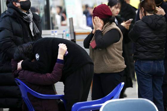 30일 오전 전남 무안국제공항 청사에서 한 유가족이 슬픔에 잠겨 있다. 김경록 기자