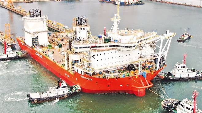 한화오션이 지난 6월 진수한 해상풍력발전기설치선(WTIV). 한화오션 제공