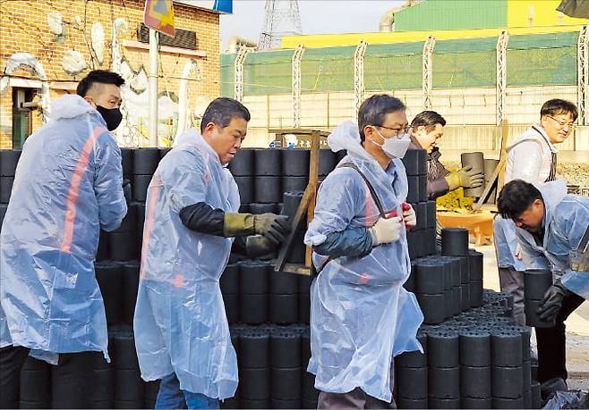 건축자재 전문기업 이건 임직원이 사랑의 연탄배달 봉사활동을 하고 있다. 이건홀딩스 제공