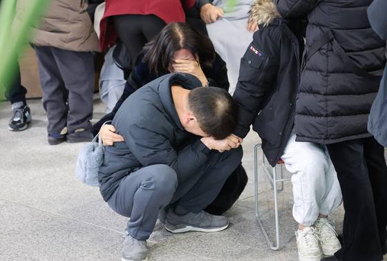 A bereaved family member of the passengers on board the Jeju Air flight that crashed at Muan International Airport breaks down in tears on Dec. 29. [YONHAP]