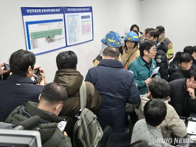 이진철 부산지방항공청장은 29일 오후 6시경 무안공항에 마련된 브리핑룸을 찾아 “제주항공 여객기 사고는 조류와 충돌해(버드스트라이크) 발생한 것으로 추정된다.”고 밝혔다. 사진=신영삼 기자