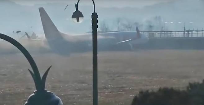 무안공항서 175명 태운 항공기 착륙 중 추락사고 [독자 제공. MBC 화면 캡처 재판매 및 DB 금지]