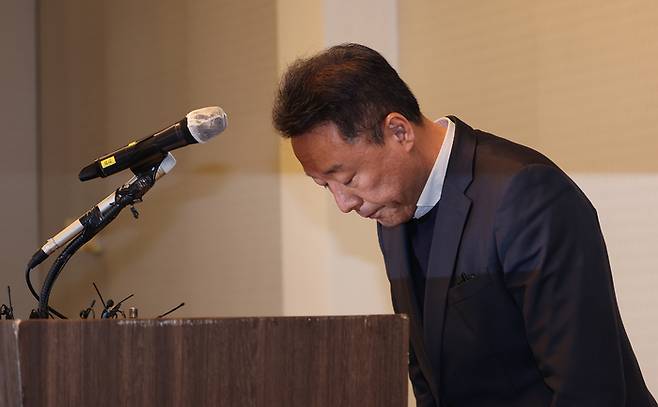 송경훈 제주항공 경영지원본부장이 30일 서울 강서구 메이필드 호텔에서 열린 무안공항 여객기 참사 관련 3차 브리핑에 앞서 고개 숙여 사과하고 있다. [사진=연합뉴스]