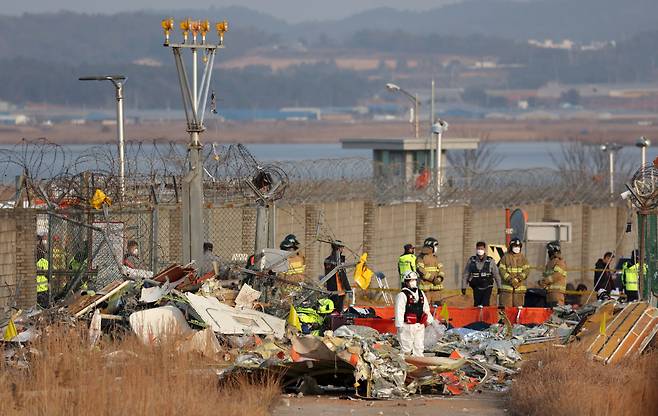 전남 무안국제공항에서 추락한 여객기가 둔덕과 충돌, 탑승객 178명이 숨진 사고와 관련해 해외 전문가들은 '둔덕이 사고를 키웠다'는 분석을 내놨다. /사진=뉴시스