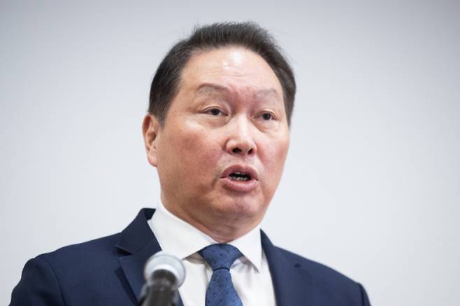 최태원 SK그룹 회장이 지난 6월17일 서울 종로구 SK서린빌딩에서 열린 노소영 아트센터 나비 관장과의 이혼소송 항소심 관련 기자 설명회에 참석해 상고이유에 대해 밝히고 있다. /사진=뉴스1