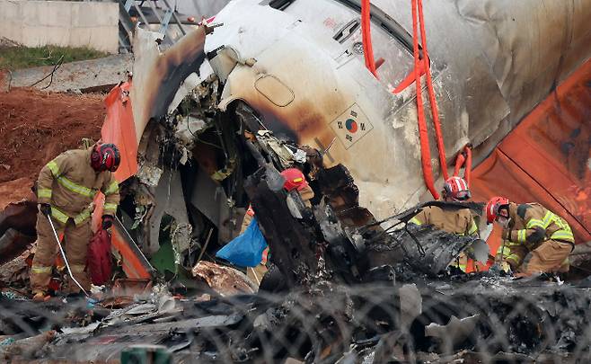 제주항공 여객기가 참사 하루 만에 다시 기체 결함으로 회항하는 일이 벌어졌다. 사진은 전날 전남 무안국제항공에서 추락한 여객기 잔해. /사진=뉴시스