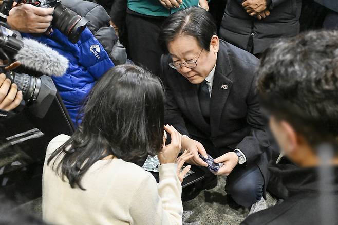 더불어민주당 이재명 대표가 29일 오후 전남 무안국제공항에서 제주항공 여객기 폭발사고 탑승객 가족들을 위로하고 있다. 2024.12.29 [공동취재] [연합]