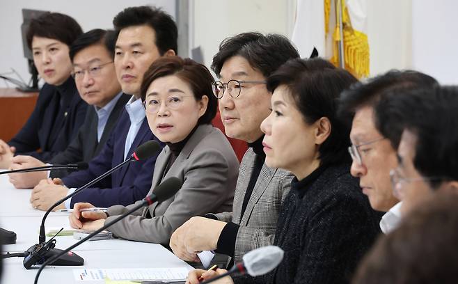 국민의힘 권성동 대표 권한대행 겸 원내대표(왼쪽 다섯번째)가 29일 오후 국회에서 전남 무안공항 여객기 사고와 관련해 행정안전위원회와 국토교통위원회 등 관련 상임위 소속 의원들과 긴급회의를 열고 수습방안 등 논의 결과를 설명하고 있다. [연합]