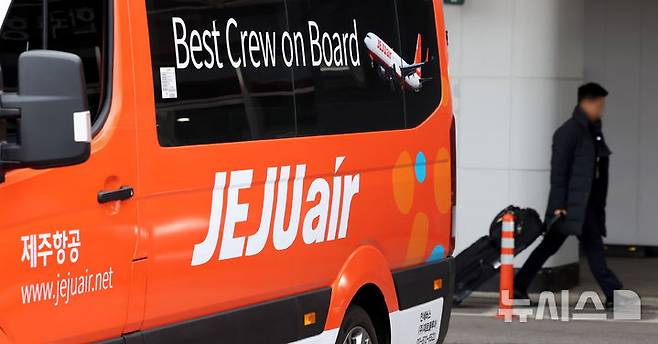 [서울=뉴시스] 추상철 기자 = '전남 무안공항 항공기 참사'가 발생한 29일 오후 서울 강서구 한국공항공사 항공지원센터 내 제주항공 사무실 앞에 버스가 세워져 있다. 2024.12.29. scchoo@newsis.com