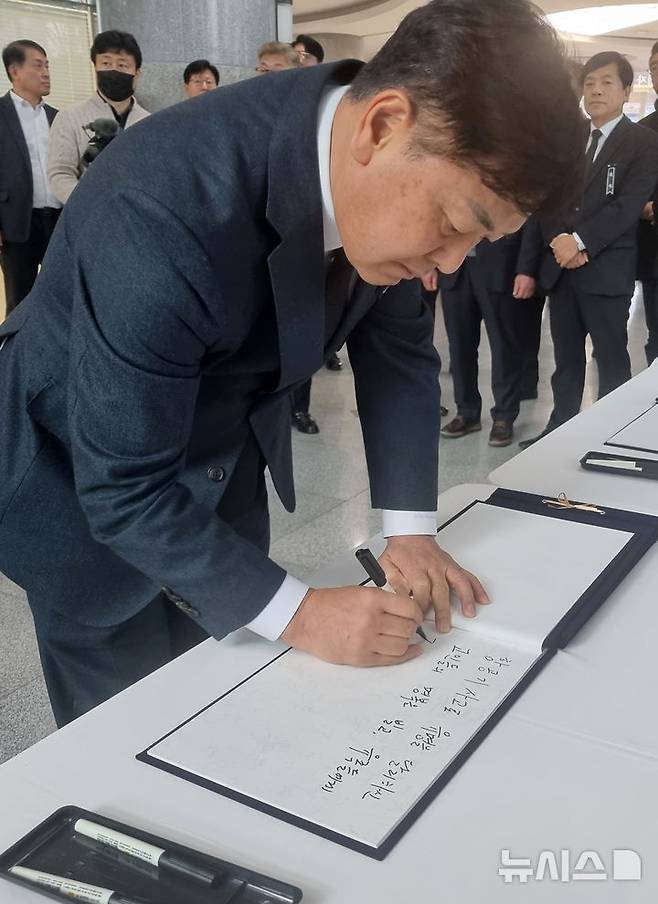 [전주=뉴시스] 김얼 기자 = 김관영 전북특별자치도지사가 30일 전북 전주시 전북특별자치도청 대공연장에 마련된 제주항공 여객기 사고 희생자 합동분향소를 방문해 방명록을 작성하고 있다. 2024.12.30. pmkeul@newsis.com