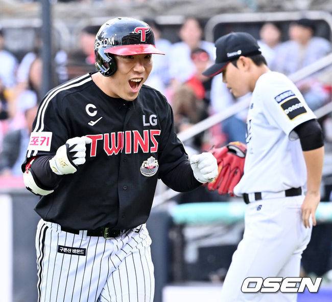 [OSEN=수원, 민경훈 기자] 9일 수원KT위즈파크에서 2024 신한 SOL뱅크 KBO 포스트시즌 준플레이오프 4차전 KT 위즈와 LG 트윈스의 경기가 진행됐다. 8회초 1사 주자 2루 LG 김현수가 우익수 앞 동점 1타점 적시타를 때린 후 교체되며 기뻐하고 있다. 2024.10.09 / &nbsp;rumi@osen.co.kr