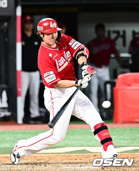 [OSEN=지형준 기자] SSG 최정이 역전 1타점 중전 적시타를 날리고 있다. 2024.10.01 / jpnews@osen.co.kr