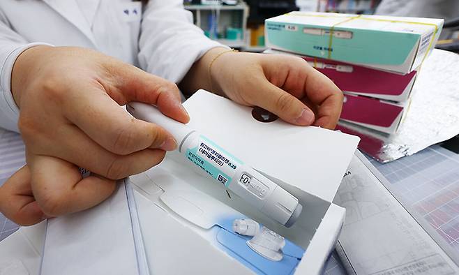 서울 종로구의 한 약국에서 약사가 비만치료제 위고비에 대해 설명하고 있다. 연합뉴스