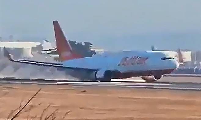 사고 여객기가 무안 공항 활주로에 동체 착륙을 하는 모습. 연합뉴스