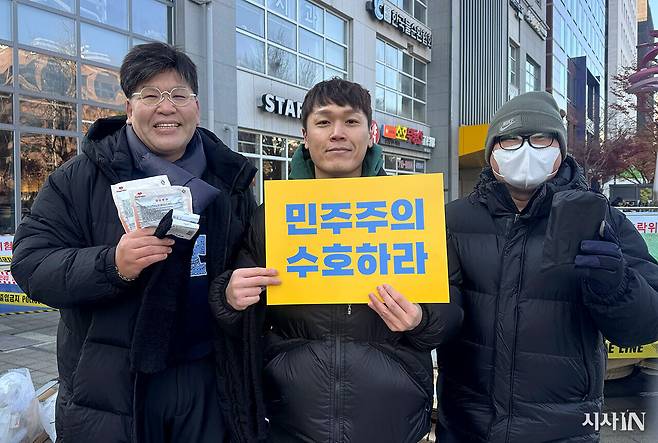 방한용품 무료 나눔 나선 신창기씨(51·자영업). ⓒ시사IN 김다은