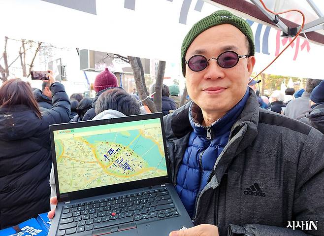 여의도 화장실 지도 만든 임완수씨(58·커뮤니티매핑센터 대표, 미국 메해리 의과대학 교수). ⓒ시사IN 김동인