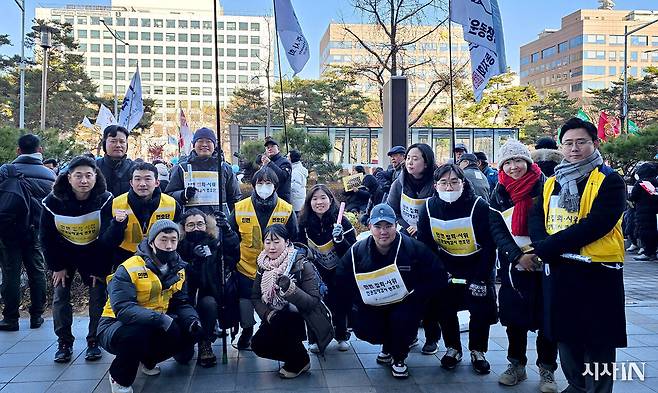 노란 조끼를 입고 집회 현장을 지킨 민주사회를 위한 변호사모임(민변) 변호사들. ⓒ시사IN 이상원