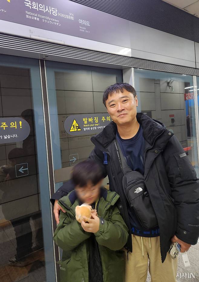 아이와 생애 첫 집회 나온 최태영씨(44) ⓒ시사IN 변진경