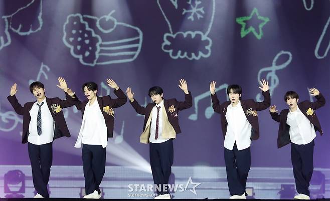 그룹 NCT 위시가 27일 오후 태국 방콕 임팩트 챌린저 홀 1-2(IMPACT Challenger Hall 1-2)에서 진행된 '제 9회 아시아 아티스트 어워즈'(The 9th Asia Artist Awards, 이하 'AAA 2024')'에 참석해 멋진 무대를 선보이고 있다. 2024.12.27 /사진=김창현 chmt@