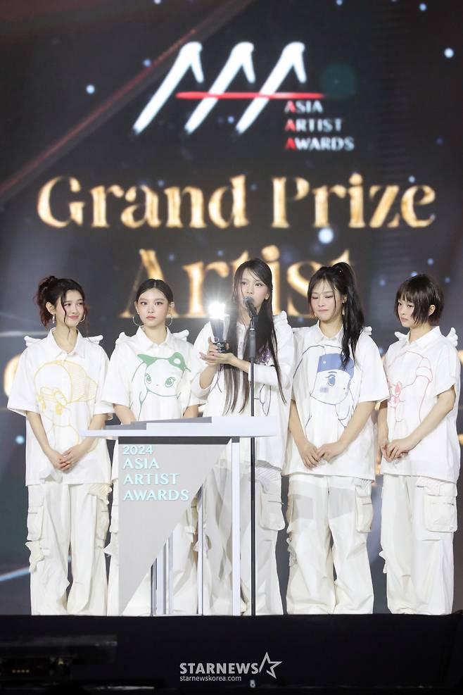 그룹 뉴진스가 27일 오후 태국 방콕 임팩트 챌린저 홀 1-2(IMPACT Challenger Hall 1-2)에서 열린 '제 9회 아시아 아티스트 어워즈'(The 9th Asia Artist Awards')' 에서 'AAA 대상 올해의 가수상'을 수상하고 소감을 말하고 있다.  2024.12.27 /사진=임성균 tjdrbs23@