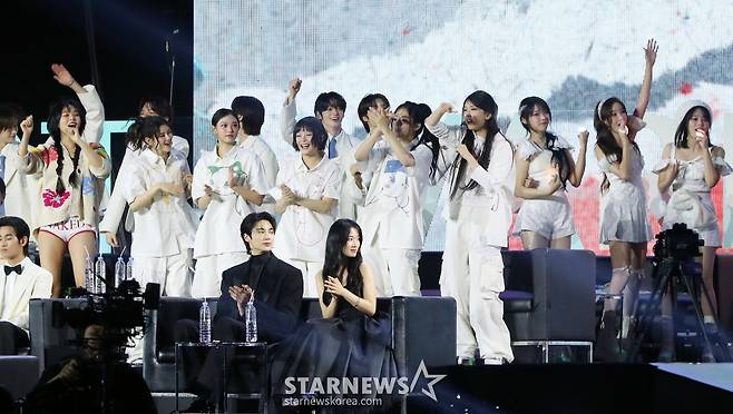 27일 오후 태국 방콕 임팩트 챌린저 홀 1-2(IMPACT Challenger Hall 1-2)에서 진행된 '제 9회 아시아 아티스트 어워즈'(The 9th Asia Artist Awards, 이하 'AAA 2024')'에서 비비, 뉴진스, QWER이 시상식을 즐기고 있다.. 2024.12.27 /사진=김창현 chmt@