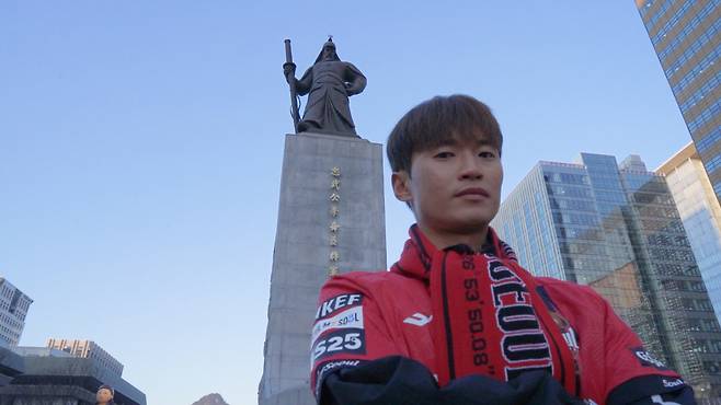 광화문 이순신 동상 앞에서 기념 촬영하는 김진수의 모습. /사진=FC서울 제공